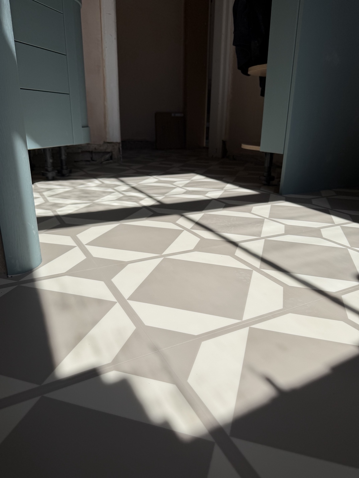 Geometric feature flooring with a light and shadow pattern